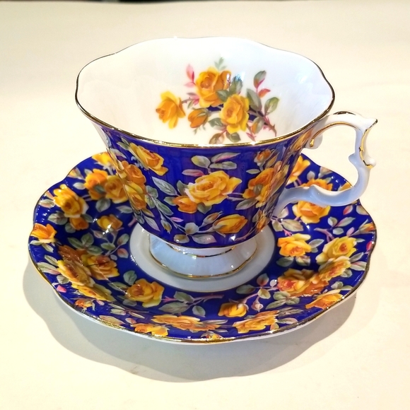 VINTAGE TEA CUP AND SAUCE - Picture 1 of 9